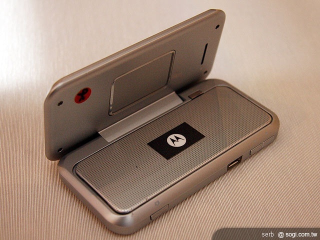 MOTO BACKFLIP ME600 翻玩上市 MOTO BACKFLIP ME600 翻玩上市