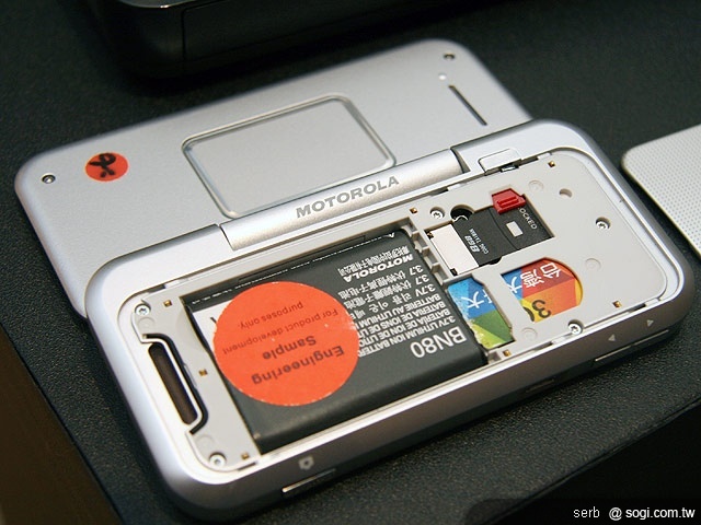 MOTO BACKFLIP ME600 翻玩上市 MOTO BACKFLIP ME600 翻玩上市