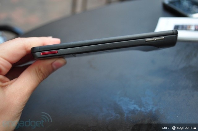 MOTO Droid X 強大規格 力拚 iPhone4 MOTO Droid X 強大規格 力拚 iPhone4