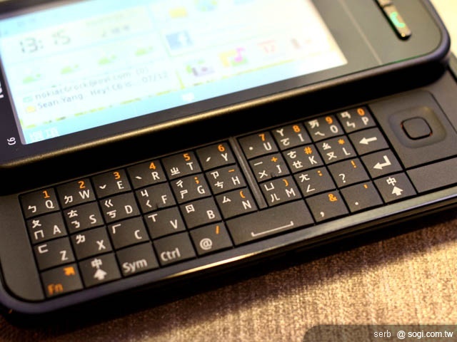 QWERTY+觸控 NOKIA C6雙享受 QWERTY+觸控 NOKIA C6雙享受