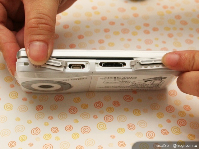 千萬畫素 HD 防水美人機 Sharp 945SH 千萬畫素 HD 防水美人機 Sharp 945SH