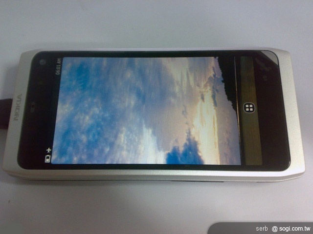 NOKIA N9 實機再曝光 傳 12 月發表? NOKIA N9 實機再曝光 傳 12 月發表?