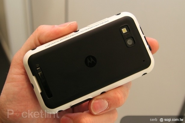 防護高手 MOTO Defy 三防機發表 防護高手 MOTO Defy 三防機發表