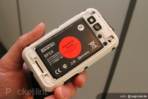 防護高手 MOTO Defy 三防機發表 防護高手 MOTO Defy 三防機發表