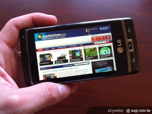 混淆了嗎?LG GW910、Optimus 7 差別在哪 混淆了嗎?LG GW910、Optimus 7 差別在哪
