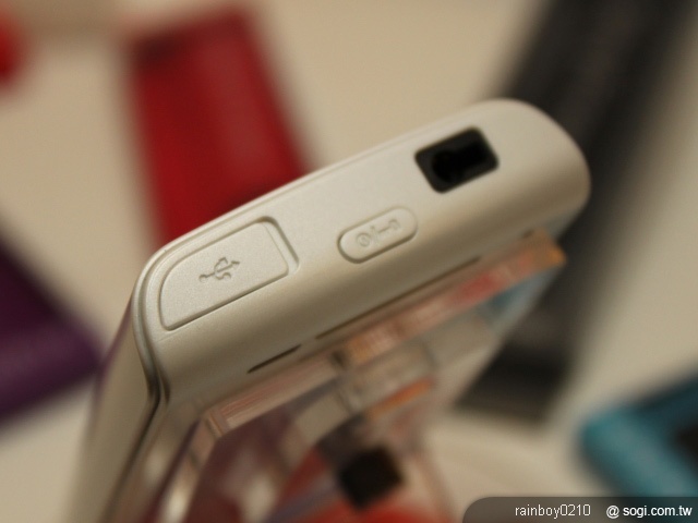 SE XPERIA X8娛樂機Fun手玩 單機9,900元 SE XPERIA X8娛樂機Fun手玩 單機9,900元