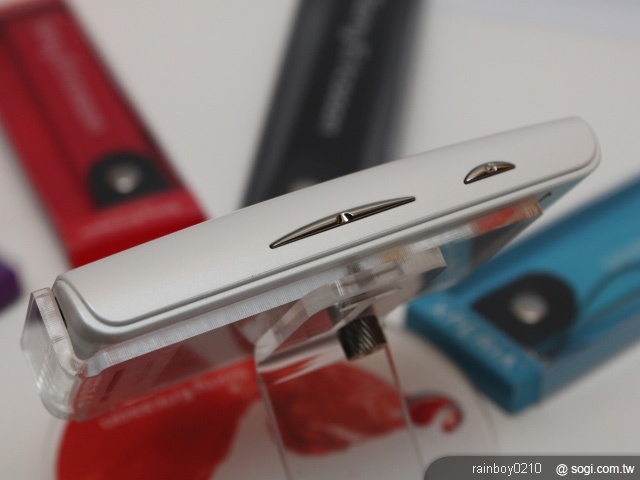 SE XPERIA X8娛樂機Fun手玩 單機9,900元 SE XPERIA X8娛樂機Fun手玩 單機9,900元