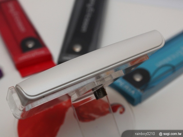 SE XPERIA X8娛樂機Fun手玩 單機9,900元 SE XPERIA X8娛樂機Fun手玩 單機9,900元