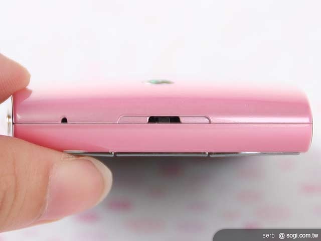 Sony Ericsson Vivaz 新色「粉」嫩動人 Sony Ericsson Vivaz 新色「粉」嫩動人