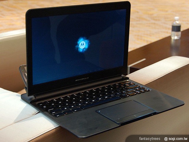 MOTO Atrix 4G雙核機 搭配筆電基座更好玩【CES 2011】 MOTO Atrix 4G雙核機 搭配筆電基座更好玩【CES 2011】
