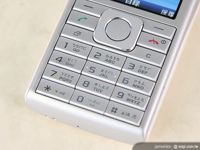 快樂做環保 Sony Ericsson Cedar 銀白新色 快樂做環保 Sony Ericsson Cedar 銀白新色