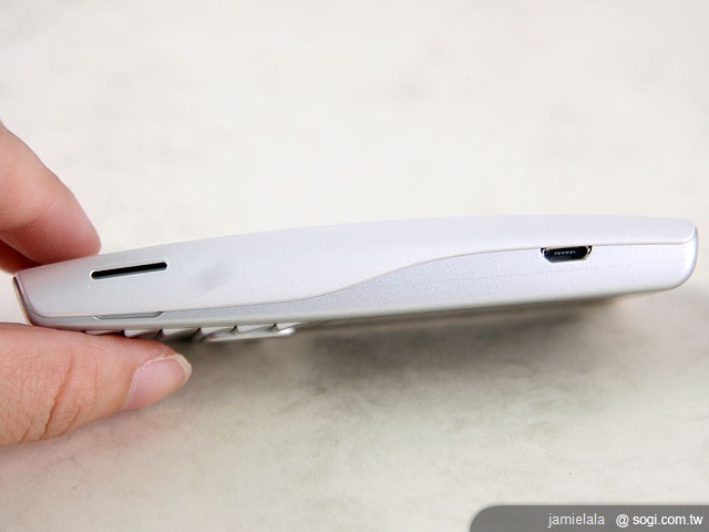 快樂做環保 Sony Ericsson Cedar 銀白新色 快樂做環保 Sony Ericsson Cedar 銀白新色