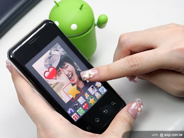 適合獻給女孩們的 LG Optimus Chic E720