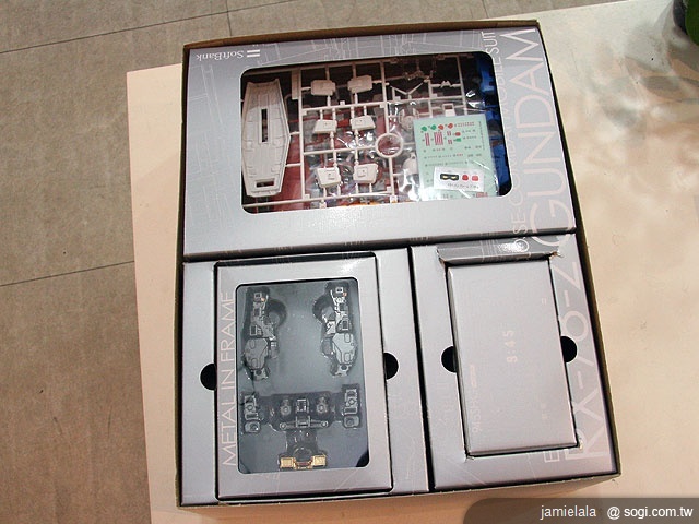 親身操控鋼彈 Sharp 945SH 鋼彈紀念版 親身操控鋼彈 Sharp 945SH 鋼彈紀念版