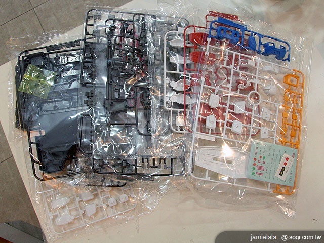 親身操控鋼彈 Sharp 945SH 鋼彈紀念版 親身操控鋼彈 Sharp 945SH 鋼彈紀念版