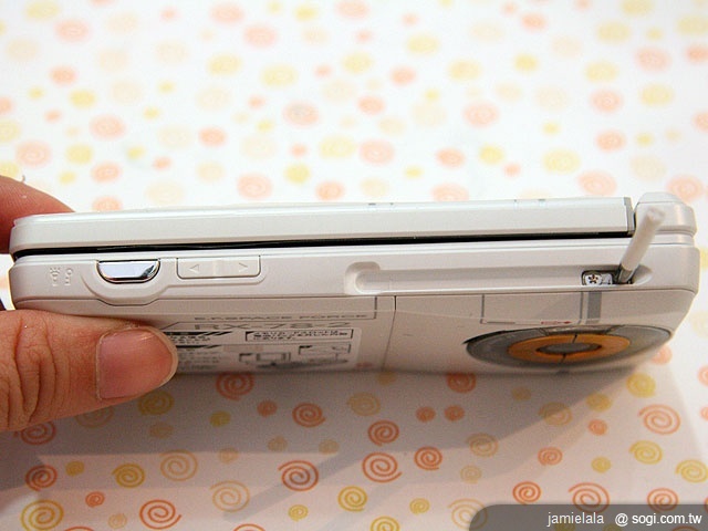 親身操控鋼彈 Sharp 945SH 鋼彈紀念版 親身操控鋼彈 Sharp 945SH 鋼彈紀念版