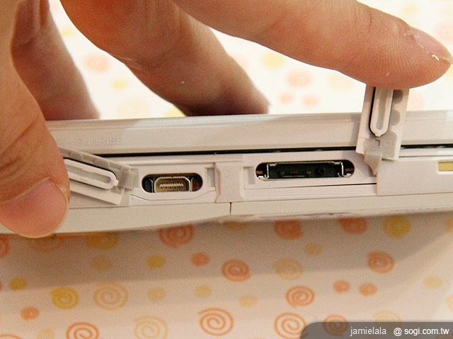 親身操控鋼彈 Sharp 945SH 鋼彈紀念版 親身操控鋼彈 Sharp 945SH 鋼彈紀念版