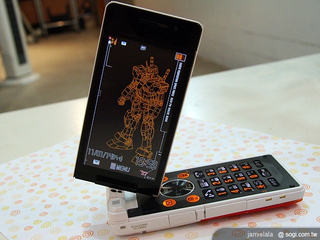 親身操控鋼彈 Sharp 945SH 鋼彈紀念版 親身操控鋼彈 Sharp 945SH 鋼彈紀念版