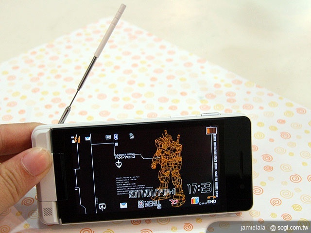 親身操控鋼彈 Sharp 945SH 鋼彈紀念版 親身操控鋼彈 Sharp 945SH 鋼彈紀念版