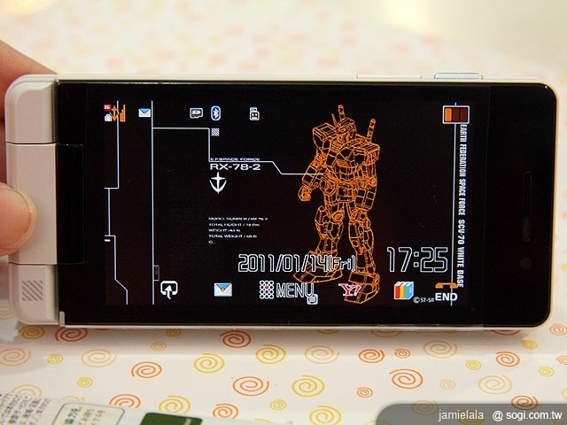 親身操控鋼彈 Sharp 945SH 鋼彈紀念版 親身操控鋼彈 Sharp 945SH 鋼彈紀念版