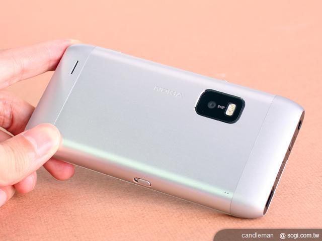  隨身商務智慧小PC─NOKIA E7