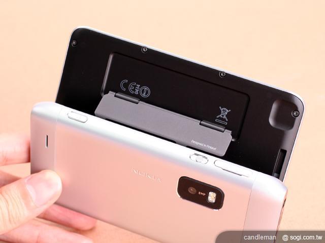  隨身商務智慧小PC─NOKIA E7