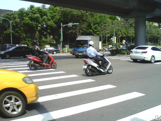 MOTO EX211低調獨特 炫彩登場 MOTO EX211低調獨特 炫彩登場