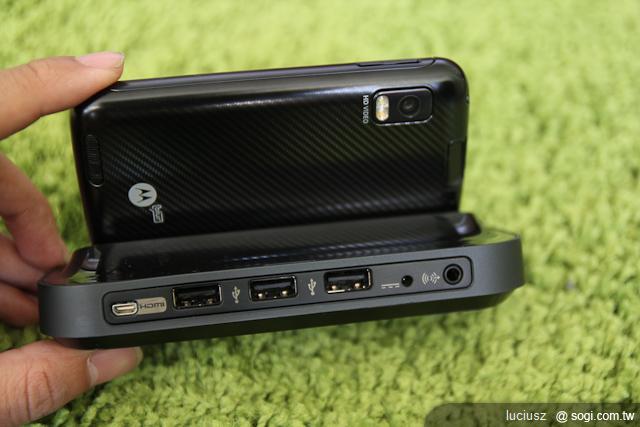 MOTO ATRIX手機變筆電 創造無限樂趣 MOTO ATRIX手機變筆電 創造無限樂趣