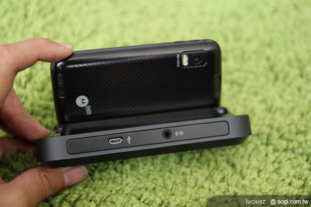 MOTO ATRIX手機變筆電 創造無限樂趣 MOTO ATRIX手機變筆電 創造無限樂趣