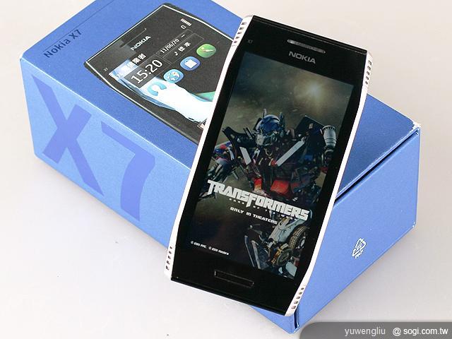 用NOKIA X7-00和變形金剛拯救地球 用NOKIA X7-00和變形金剛拯救地球