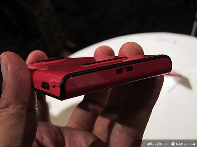 強!首款芒果機TOSHIBA IS12T現身 強!首款芒果機TOSHIBA IS12T現身