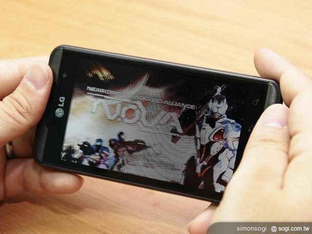 Optimus 3D迎戰EVO 3D 激凸遊戲實測！