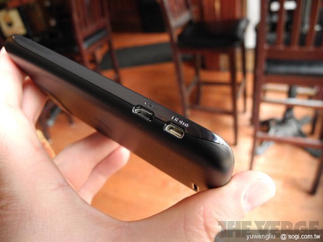 接班人現身 MOTO ATRIX 2實機把玩 接班人現身 MOTO ATRIX 2實機把玩