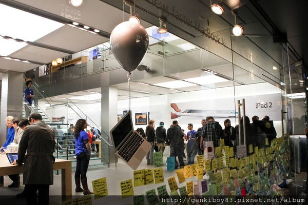 Steve Jobs上雲端後的Apple Store Steve Jobs上雲端後的Apple Store