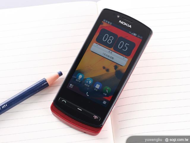 NOKIA 700 勁薄與Belle智慧交鋒 NOKIA 700 勁薄與Belle智慧交鋒