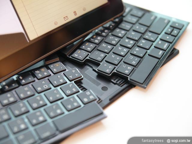 羅技推週邊配件 iPad 2變身變形平板