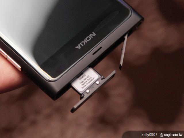 NOKIA Lumia 800/710芒果機 11/26起預購送好禮