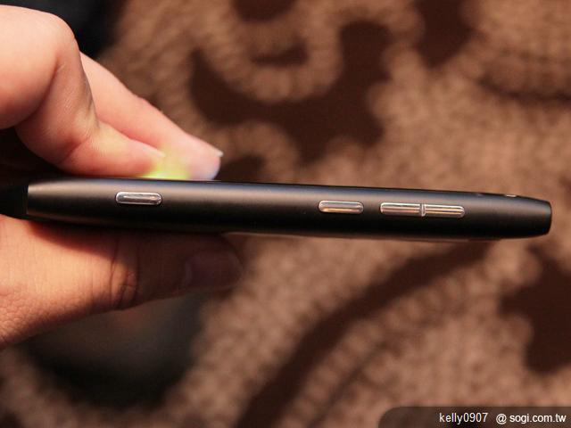 NOKIA Lumia 800/710芒果機 11/26起預購送好禮