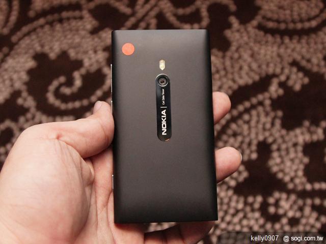 NOKIA Lumia 800/710芒果機 11/26起預購送好禮