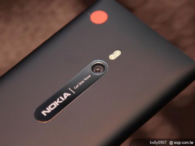 NOKIA Lumia 800/710芒果機 11/26起預購送好禮