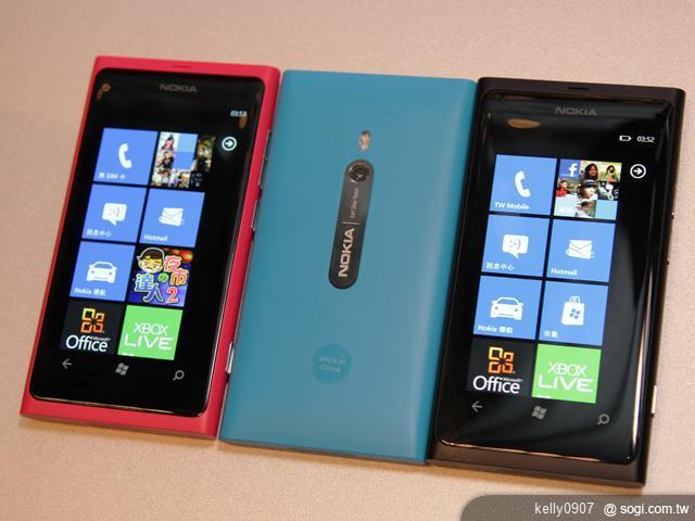 NOKIA Lumia 800/710芒果機 11/26起預購送好禮