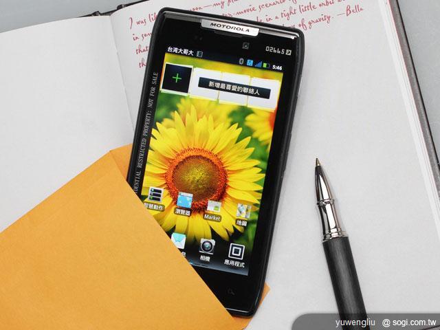 MOTO RAZR XT910 刀鋒手機 輕薄再現 MOTO RAZR XT910 刀鋒手機 輕薄再現