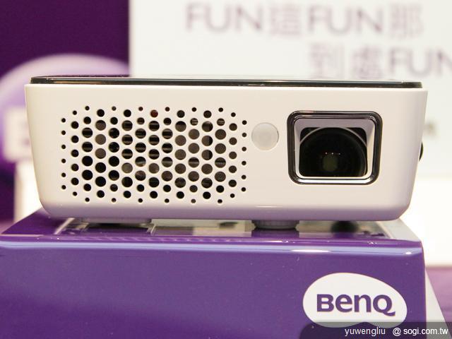 BenQ GP2迷你投影機 iPhone隨插即播 資訊月首賣