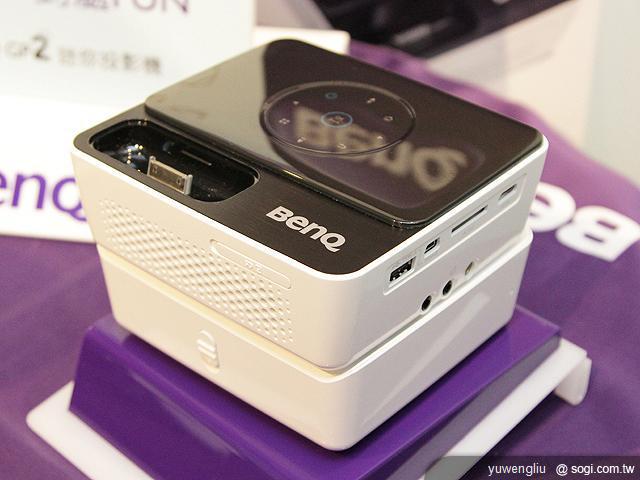 BenQ GP2迷你投影機 iPhone隨插即播 資訊月首賣