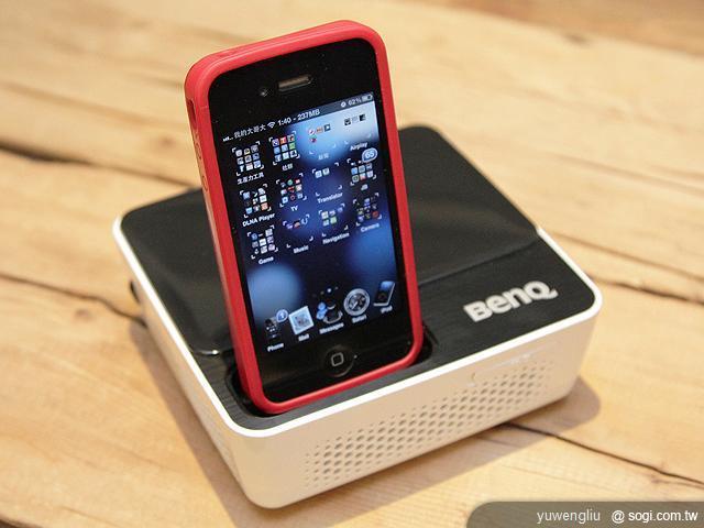 BenQ GP2迷你投影機 iPhone隨插即播 資訊月首賣