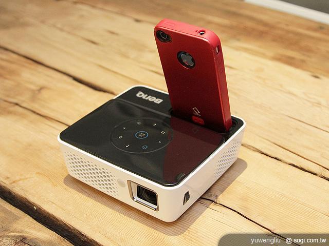 BenQ GP2迷你投影機 iPhone隨插即播 資訊月首賣