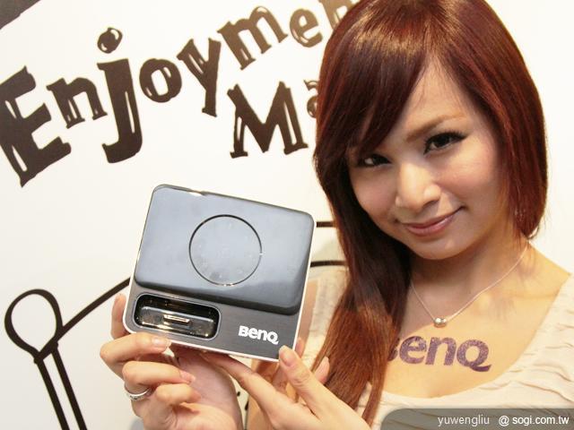 BenQ GP2迷你投影機 iPhone隨插即播 資訊月首賣
