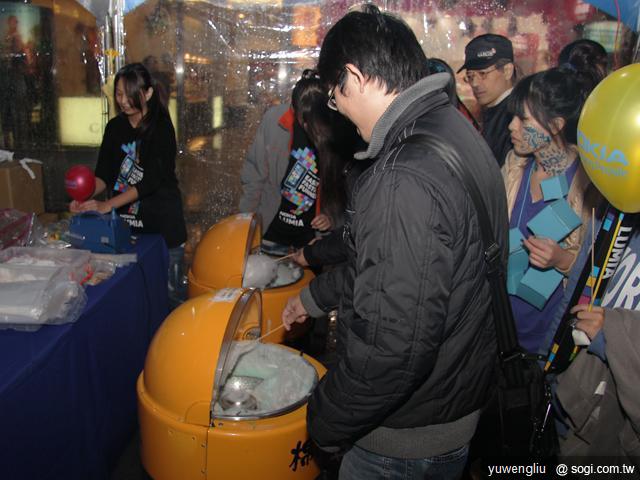 NOKIA Lumia 800/710芒果機開賣 嚴爵飆歌助陣