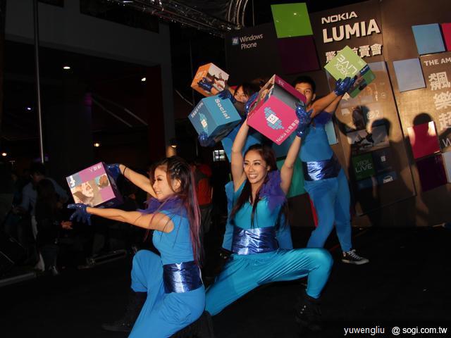 NOKIA Lumia 800/710芒果機開賣 嚴爵飆歌助陣