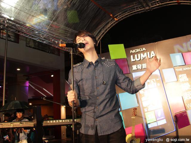 NOKIA Lumia 800/710芒果機開賣 嚴爵飆歌助陣